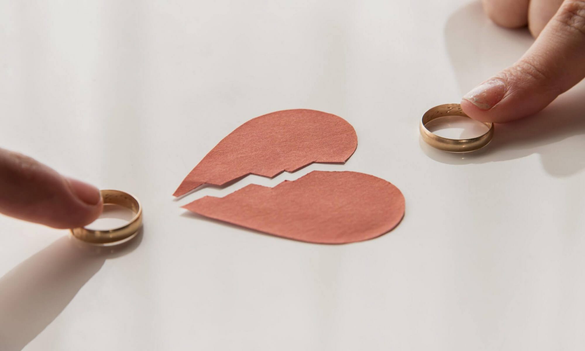 Divorcio corazon partido con 2 anillos